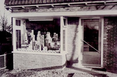 Kruidenierswinkel-Arie-Snel
Kruidenierswinkel van Arie Snel,
bijgenaamd Arie Sla.
De etalage is in keurige stapeltjes opgebouwd.
