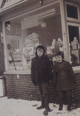 Kruidenierswinkel-Snel-Dammerweg
Rob en Nico Snel voor de winkel van hun ouders Dit was een kruidenierswinkel Rob is op 16-jarige leeftijd verongelukt met de brommer
