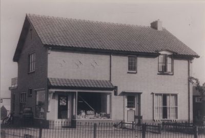 Nieuwe-pand-van-melkboer-Willem-Hoetmer
Het nieuwe pand van melkboer Willem Hoetmer.
Rechts het woonhuis en links de winkel.
Trefwoorden: Overmeer