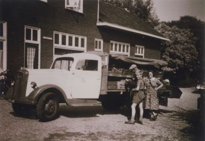 Groenteboer-de-Leeuw
Groenteboer de Leeuw met vrouw en kind bij caf egrave Restaurant-hotel Nederhorst     In de crisisjaren was de Leeuw noodgedwongen met het venten van groente begonnen In 1966 stopte hij op 60-jarige leeftijd
