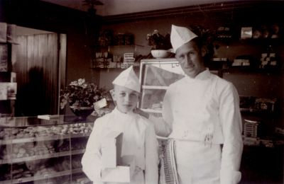 Arie-Roukens
Arie Roukens met Ruud Verkaik Ruud is als jonge jongen al bij de bakkerij gaan werken   A Roukens had een bakkerij in Overmeer Deze is op 7 december 1991 opgeheven
Trefwoorden: Bakkerij