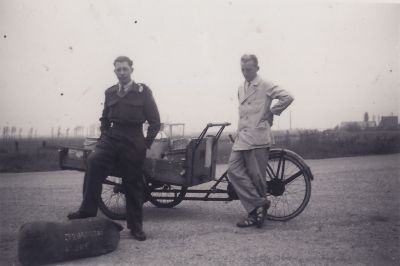 Folkert-Stoker-met-bakfiets-in-de-wijk
Ben Pauel  en Folkert Stoker de melkboer op de Middenweg.
