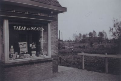Sigarenwinkel-Fam-Schriek
Is nu een woonhuis waar de kleinzoon Wim woont.
Links op de foto klein stukje van de boerderij van de Fam. Johan Venneman.
Trefwoorden: Overmeer