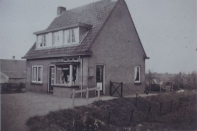 Sigarenwinkel-Fam-Schriek
De voorzijde van de tabakswinkel van de Fam. Schriek.
Rechts op de foto zien we de hooiberg van Cees Snel Sr. en daarachter de melkfabriek van de Gebr. Venneman.
