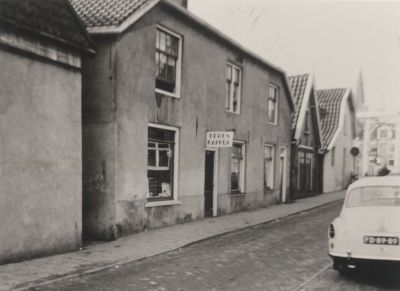 Stolp-boerderij-op-Vaartweg
Herenkapsalon H- van der Aar- Henk van der Aar sr was o-a ook gemeente-werkman
Trefwoorden: Handel nijverheid Kapsalon
