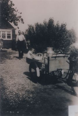 Willem-Hoetmer-en-zijn-bakfiets
Willem Hoetmer ventte melk met zijn bakfiets.
