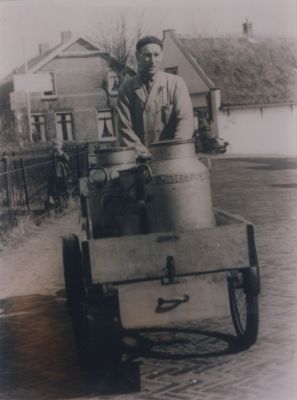 Willem-Hoetmer-met-zijn-bakfiets
Willem Hoetmer op zijn bakfiets in de melkwijk.
De melk werd nog in bussen vervoerd en bij de klanten met een maatje uit de bus geschept. De zogenaamde losse melk.
