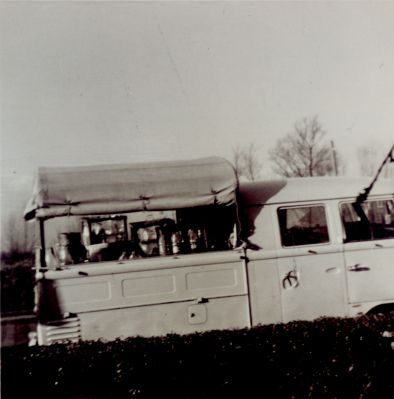 Bestelbus-melkboer
De bestelbus van melkboer J. Wiegmans.
De melk werd nog in flessen verkocht en de losse melk werd met een maatje uit de melkbus geschept.
