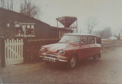 Schoenmaker-Gerrit-Kroon-in-zijn-winkel
Schoenmaker Gerrit Kroon in zijn winkel.
Pand Ko de Jong Overmeerseweg.

