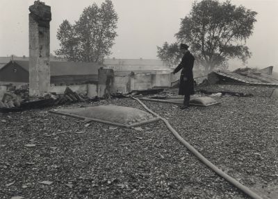 Schuimfabriek-Riviera-Meerlan
De fabriek na de grote brand. Op de achtergrond de Fazantelaan
 Wachtmeester Branders wijst de plek aan waar brandweerman J Snel verongelukt is
