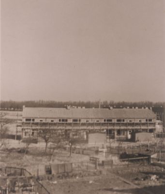 Sigarenzaak-van-Schriek
A Het huis op de voorgrond is van de Fam Schriek Op de achtergrond de achterzijde van de Lijsterlaan De foto is genomen vanaf Overmeerseweg 114
