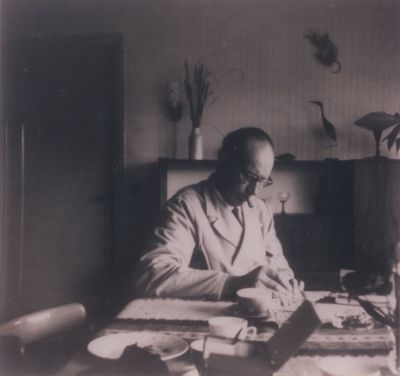 Administratie-activitieten
Willem Hoetmer bij het uitschrijven van zijn rekeningen.  
Het was heel normaal dat alles opgeschreven werd en aan het eind van de week(of als het tegen zat eens in de maand) de rekening betaald werd.
Trefwoorden: melkhandel