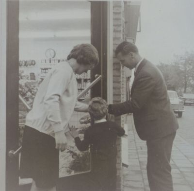Opening-vernieuwd-pand-van-slagerij-Koster
Op de foto dhr. en mevr. Koster en hun zoontje Robbie. Hij opende de nieuwe slagerij.
