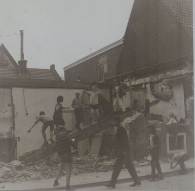 Sloop-oude-Slagerij
Sloop van de oude slagerij aan de Brugstraat. De slagerij was tot 1962 in handen van Herman Martens.
De familie Koster sloopte in 1966 de winkel om er een nieuwe te bouwen.
Ook in 1966 kon de winkel geopend worden.
