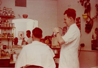 Kapsalon-H-v-d-Aar
Kapper Henk van der Aar knipt Adrie van der Doel in 1968
Trefwoorden: Kapsalon