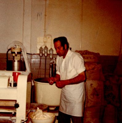 Bakker-Joop-van-Wijngaarden
Joop van Wijngaarden bij Roukens in de bakkerij
Trefwoorden: Bakkerij