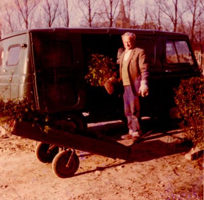 Gijs-van-Schaik
Gijs van Schaik bij de bestelbus met planten Hij had een bloem en plantenhandel.
Trefwoorden: Vader van Willy Das - van Schaik