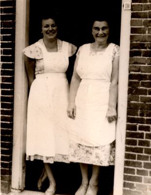 Mevrouw-Roukens-en-schoondochter
Overmeerseweg 110.
Mevr Roukens met haar schoondochter Alie de Geus.
Dit is de vrouw van Arie.
