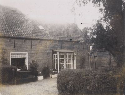 Buurhuis-voormalige-bakkerij-Hinderdam
Huis naast de voormalige bakkerij Hinderdam- Mevr Joose bewoont thans  2018  de voormalige bakkerij- De familie van Ee en de familie Hogervorst hebben hier gewoond
Trefwoorden: Vechtoever Bakkerij