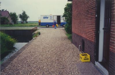 Melkboer-Folkert-Stoker
Melkboer Folkert Stoker is met een bestelling onderweg naar de familie B Meyer-  In de Hostermeer
Trefwoorden: Hostermeer Melkboer