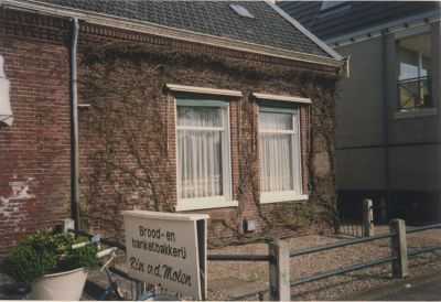 Huis-van-de-Aannemer-Hendriks
Rechts het woonhuis van aannemer Hein Hendrikse
Links de bakkerij van Rin v.d.Molen
