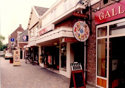 Modehuis-J-Smits
Modehuis van de heer J Smits. Thans is hier de bloemenzaak gevestigd  (Lydi.)
