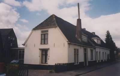 Bakker
Winkel-woonhuis van de fam J v Wijngaarden Overmeerseweg 128.
