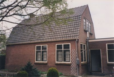 Winkel-woonhuis-van-bakker-JvWijngaarden
Winkel-woonhuis van de fam. J.v.Wijngaarden, bakker aan de Overmeerseweg 128
Trefwoorden: winkel, Overmeer