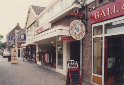 Diverse-winkels
Op de hoek de slager , daarnaast een modewinkel en Gall en Gall.
