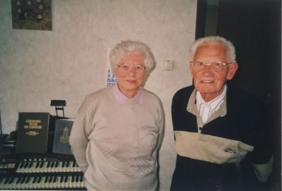 Kruidenier-Kees-Vlaanderen-en-zus-Loes
Kees Vlaanderen (de vroegere kruidenier) met zijn zuster Loes.
