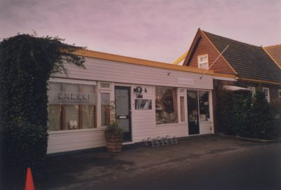 Links-Enriki-schoonheidssalon
Links Enerki Schoonheidssalon. Rechts Rozen en Ruiten.
