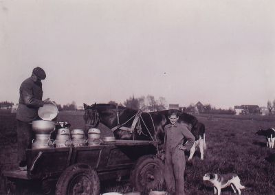 Snoek-sr-en-zoon-Piet-na-het-melken-bij-de-kar
Snoek sr. en zoon Piet Snoek na het melken bij de kar met melkbussen.  Het eiland in de Horn en Kuijerpolder.
Boerderij staat nog steeds op de Reeweg, maar is al jaren niet meer zodanig in gebruik
Trefwoorden: Horn en Kuijerpolder
