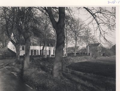 Huisjes-Willibrordkerk
Rechts de Ned Herv Pastorie De rij witte woningen op de voorgrond zijn eigendom van de Prot Gemeente de trap links leidt naar de Kerk op de Heuvel  Willibrord-kerk
Uiterst rechts aan het gebouw was de meubelmakerswerkplaats van de heer C.van Huisstede, later werd dit gedeelte verhuurd onder
de naam “De Werkplaats”
Trefwoorden: Monument De Werkplaats Meubelmakerswerkplaats