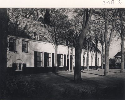 Woningen eigendom van de Prot Gemeente
Woningen eigendom van de Prot Gemeente Uiterst links de Ned Herv Pastorie 
Uiterst rechts de Ned.Herv.Pastorie aan de Voorstraat
Trefwoorden: NdB