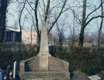 Oorlogsslachtoffer
Oorlogsmonument op het Kerkhof van de R k kerk ter herdenking van Albertus van Benschop.
 De heer van Benschop werd op 14 januari 1945 doodgeschoten toen hij vluchtte voor een razzia
 door de duitse bezetters
