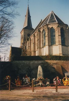 Herdenkingsmonument
Herdenkingsmonument  voor de gevallenen in de Tweede Wereldoorlog.
Bloemenkransen die bij de Dodenherdenking op 4 mei 1995 bij het Monument zijn gelegd o.a. door de gemeente Nederhorst den Berg, Harmine-Woltersstichting en Oranjevereniging.
