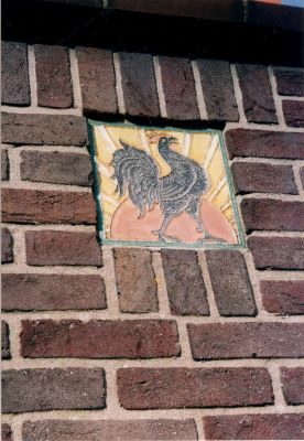 Relikwie
Mozaïek ingemetseld aan Penhuisje op de Overmeerseweg 116-118.
De haan staat voor waakzaamheid .
De hond voor vastberadenheid. (zie 1-26-21A)
oktober 2002
