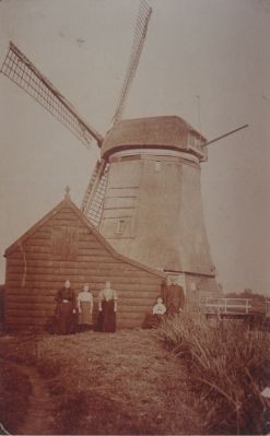 De-molen-van-het-Ankeveensepad
De Molen.
Enkele onbekende personen voor de Molen.
