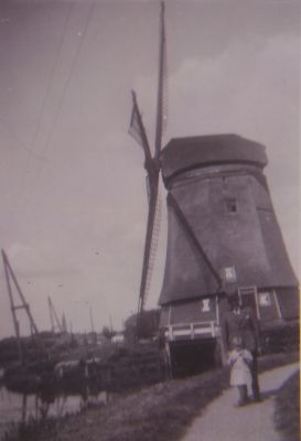 Jan-Schoordijk-sr-op-het-Ankeveensepad
Stichts-Ankeveense molen aan het Ankeveensepad.
J. Schoordijk sr. met  zoom Wim. Waarschijnlijk 1930
Trefwoorden: Ankeveense vaart