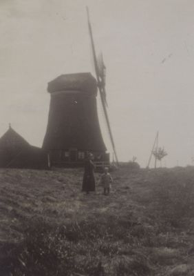 Voor-de-Molen
De molen Voor de molen staan een vrouw met kind
