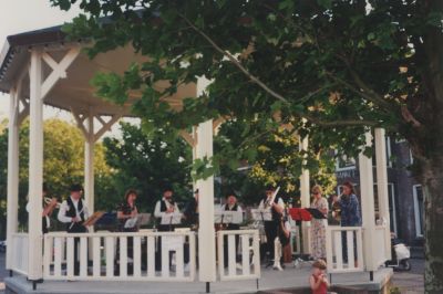 Muziekuitvoering
Musiceren in de muziektent op het plein aan de Voorstraat-  Achter de muziektent is nog net de toenmalige brood- en banketbakkerij Van der Linden te zien
Trefwoorden: Muziektent