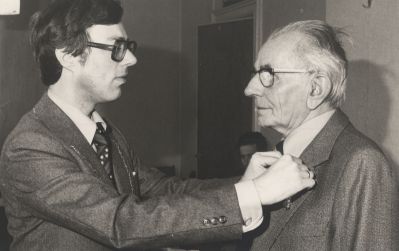Onderscheiding-Jacob-Scherpenhuijsen
Burgemeester C. de Groot speldt bij de heer Jacob Scherpenhuijsen Sr. de onderscheiding op die deze heeft gekregen voor het vele jarenwerk op het gebied van oranjevereninging en bejaardenontspanning.
