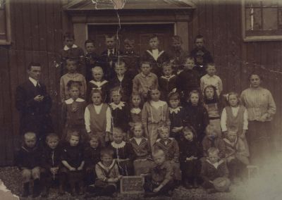 Chr-Nat-School
De Chr. Nat. School op de Dammerweg.
Met Meester C. de Bree (Overleden 29 Oktober 1934)
