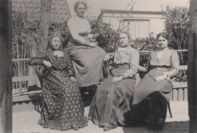 Zusjes-Reeskamp
De Zusjes Reeskamp.
Een van de zusjes-( Links op de foto)- had een bewaarschool op het achterdorp.Zij 
kwam op 6 juni 1901 uit Utrecht hier wonen.
Hier zit ze met drie van haar zussen, waarschijnlijk op het achterdorp, in de jaren 30 van de vorige eeuw.
Zie Prentenboek van Nederhorst van Jan Snel . Hfst.31
