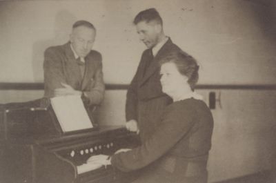 Leerkrachten-Warinschool
Onderwijzeres mw De Geus achter het zo bekende orgel samen met hoofdonderwijzer 
meester H J Kalter en meester van Schaik.
De warinschool was eerst gevestigd aan de Voorstraat, later aan de Overmeerseweg 36.
