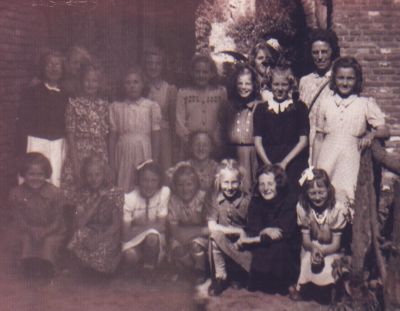 Reunie-van-Brederode
Reünie ven Brederodes.
Boven rechts: Juf Wiegmans,Bab Stalenhoef.
2de rij: Nel Smits,Riet van Duin,Annie van Melsen, Corry Venneman,Beb Hageman,Vronie Vernooy,
Willy Venneman,Riet Verduin (boven)Riet Bornheim.
Zittend  (midden) Ginie Stalenhoef.
Onder rechts: Bep Bos, Lyda van Bijland, Willy Pappot, Bab Meijer, Tonny Pouw, Truus Hageman,
Coby van Melsen.
