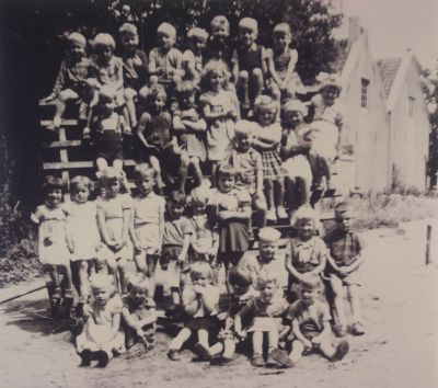 Klas-van-zuster-Rita
Kleuterschool (de klas van zuster Rika)Een van de laatste klasjes aan de Voorstraat.
In het midden- heel alleen- met heel wit haar: Richard Baar.
