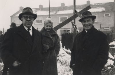 Eerste-steenlegging-Mr-Kremerschool
a Eerste steenlegging Kremerschool Wethouder Gerla.
Op   de foto Links.: Burgemeester v.Harinxma -thoe -Sloten, In het midden Mevr. Gerla, Rechts: Wethouder Gerla.
Trefwoorden: Openbare School