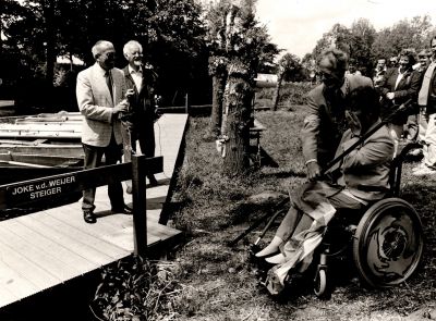 Opening-steiger-voor-hengelsportvereniging
De steiger van de Bergse hengelsportvereniging “De Toekomst” is vernoemd naar Joke van de Weyer.
Burgemeester J. Goudberg , Joke v.d. Weyer, H. van Rossum.
Links dhr Ko Bos (Ankeveen) ontwerper/maker van de brug.
