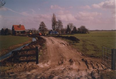 Bouwweg-naar-Middenweg-21
Bouwweg naar Middenweg.
Is oprijlaan geworden.
Aan weerszijden zijn in juni 2007 Bomen geplant
